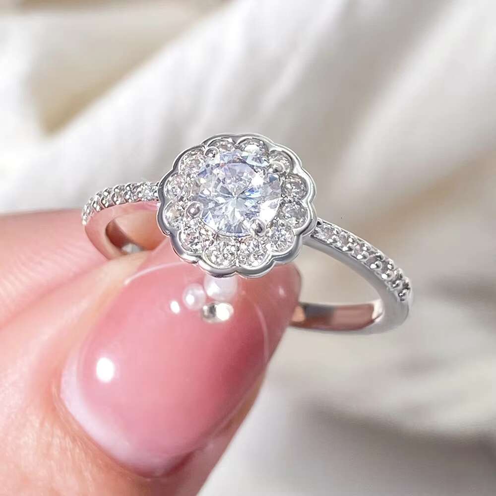 Fine Jewelry Inlaid High Quality Classic 925 Sterling Silver Moissianite Ring for Women