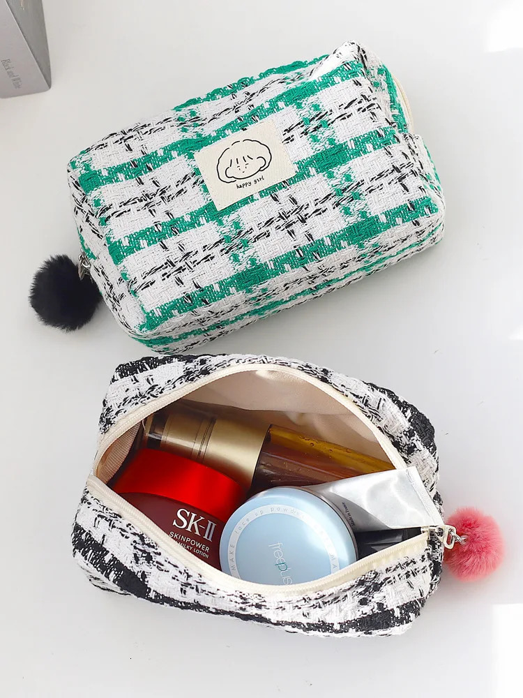 Handwoven largecapacity makeup bag cute fresh and fashionable toiletry storage item 250614