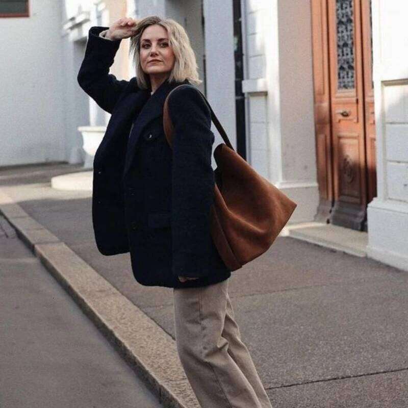 Niche Design Retro Belt Buckle Bucket Women New Temperament Big Capacity Commuter Casual Tote One Shoulder Bag