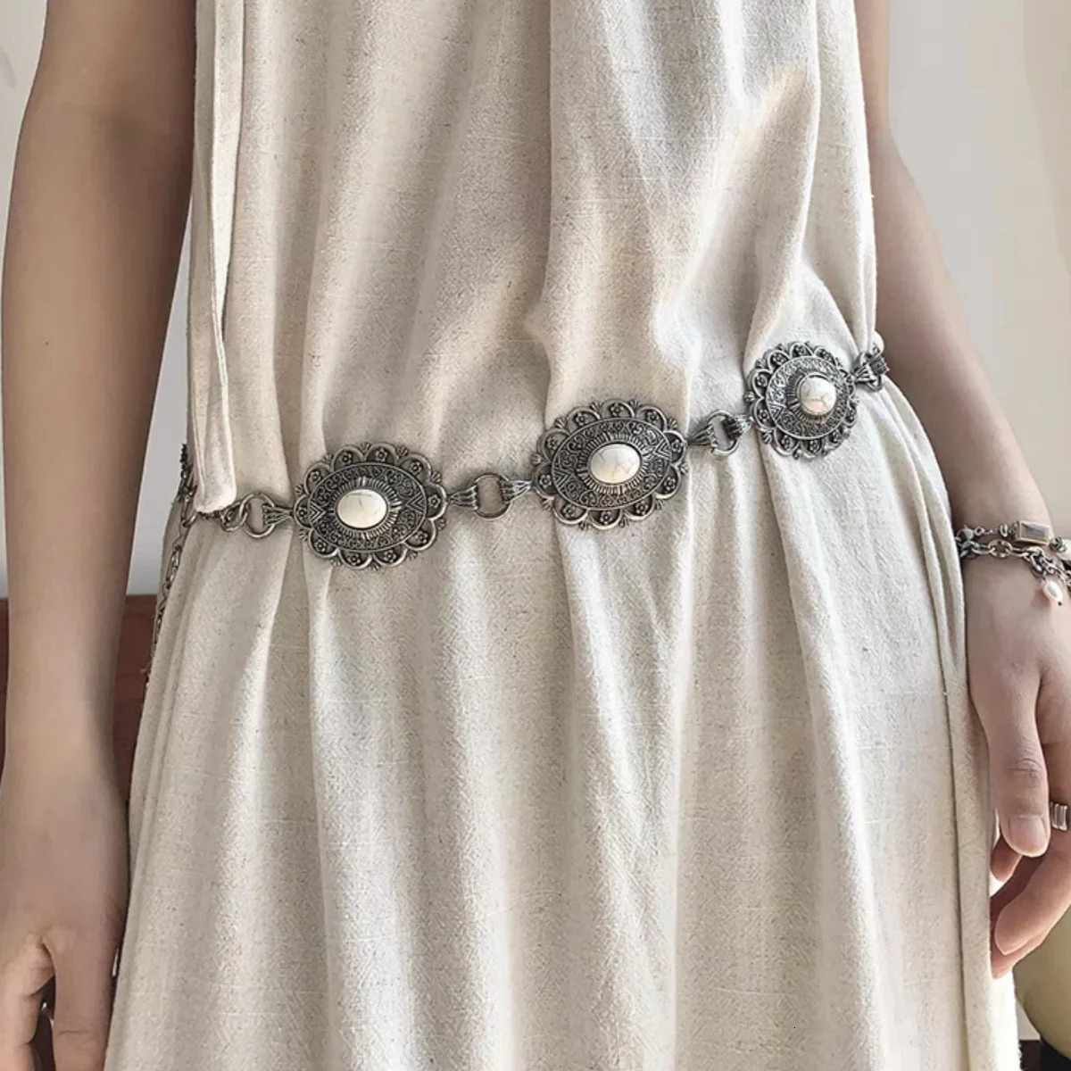 Retro Metal Waist Chain Womens Ethnic Style Accessory Versatile for Skirts Elegant High-End Thin Belt Summer Fashion 250610