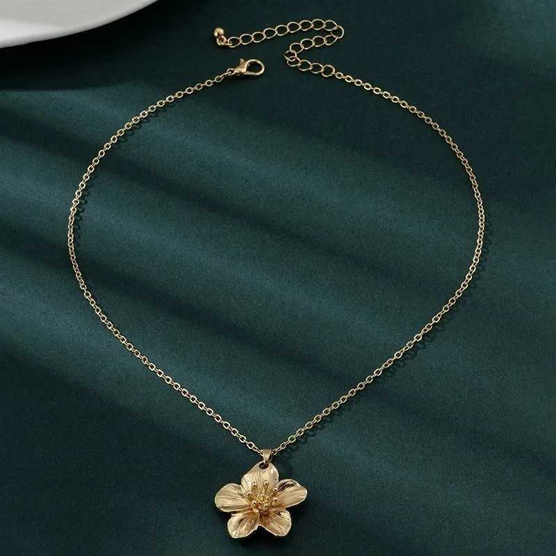 Golden Dopamine Style Flower Pendant Necklace for Women 2025 New Trend Wrinkled Choker Wedding Gifts Accessories Z250614