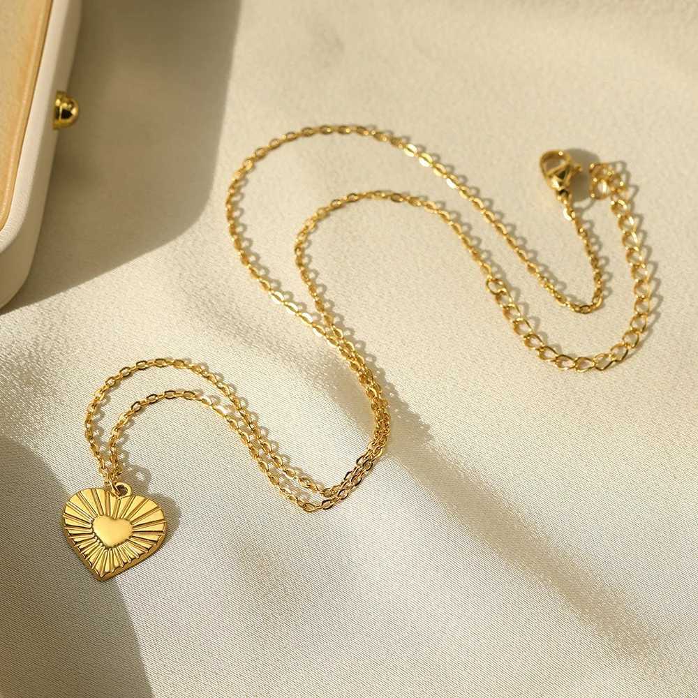 Stainless Steel Heart Pendant Necklaces For Women Fashion Butterfly Chain Geometric Round Pendant Necklace Party Gift Jewelry Z250614