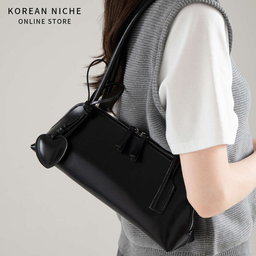2025 New Heart Pendant Baguette Korean Style Niche Design Shoulder Bag Women Fashion Versatile Handbag Trend