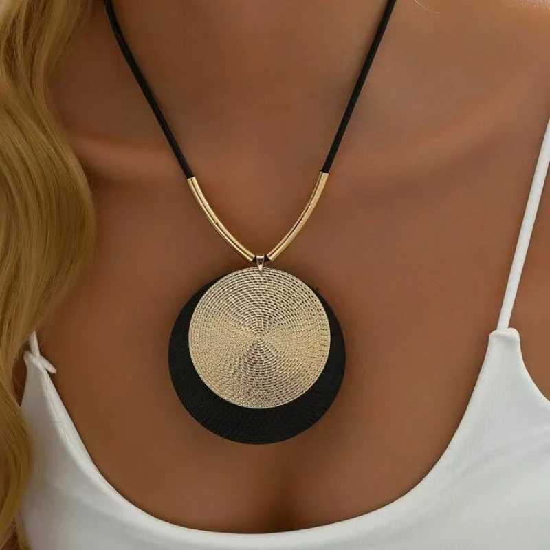 Creative Unique Large Round Vintage Pendant Necklace for Women Personalized Exaggerated Punk Style Jewelry Holiday Party Gift Z250614