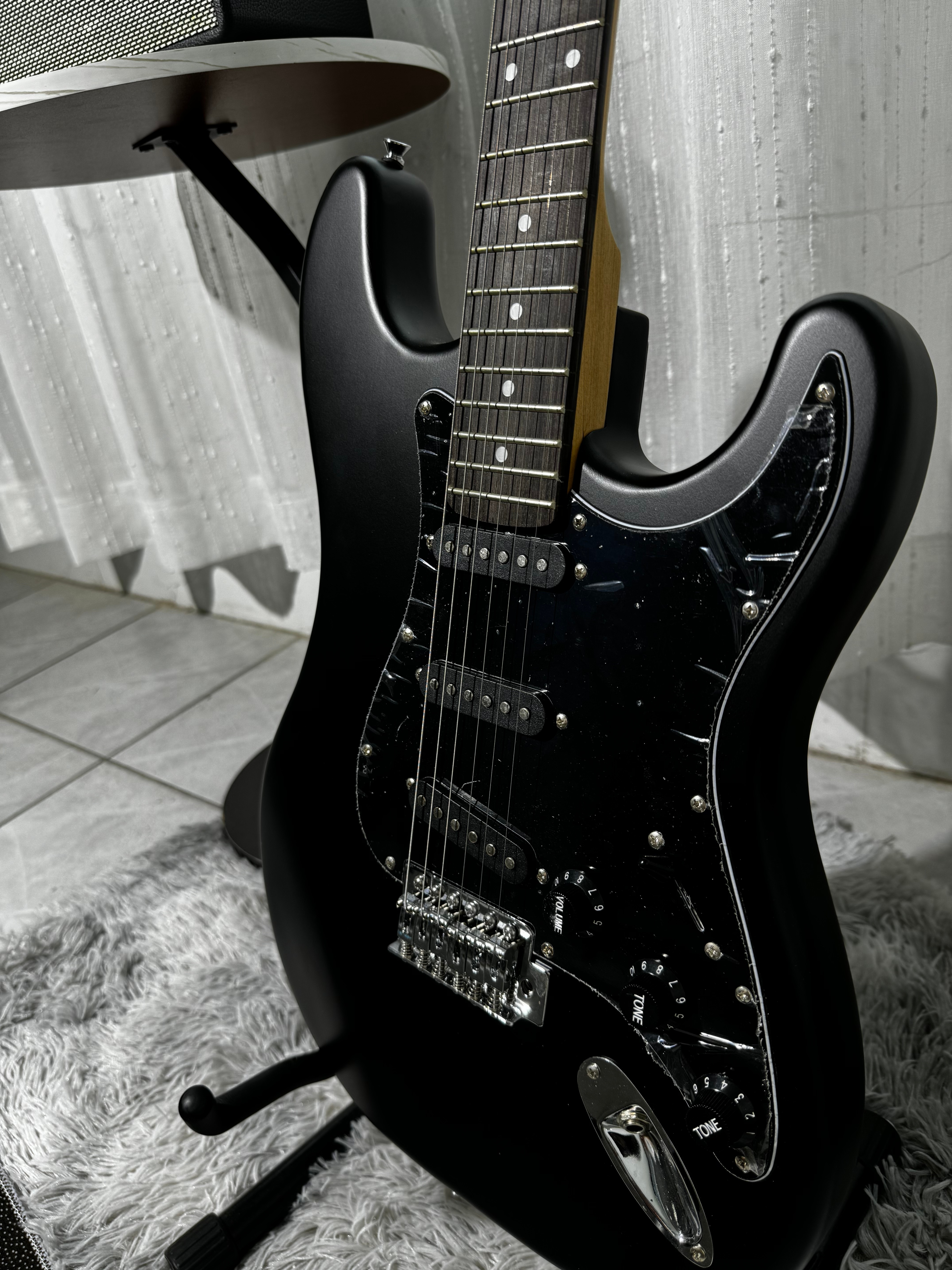 Customizable Matte Black Electric Guitar Featuring a Single-Coil Pickup