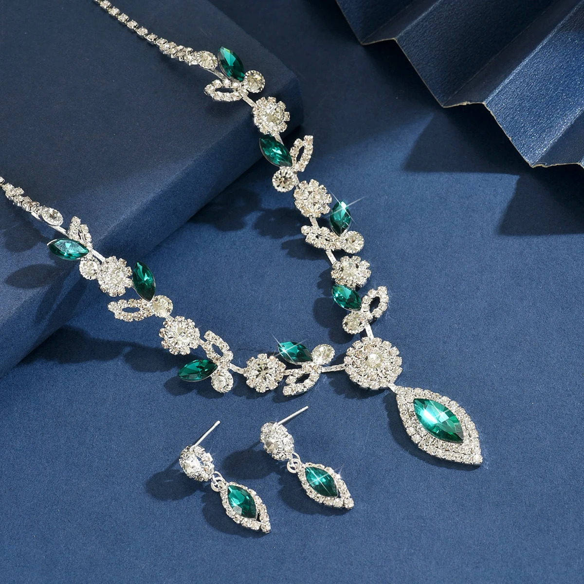 4PC Womens Fashion Waterdrop Leaf Necklace Earrings Bracelet Jewelry Set Suitable for Wedding Party Festival Gifts 250609