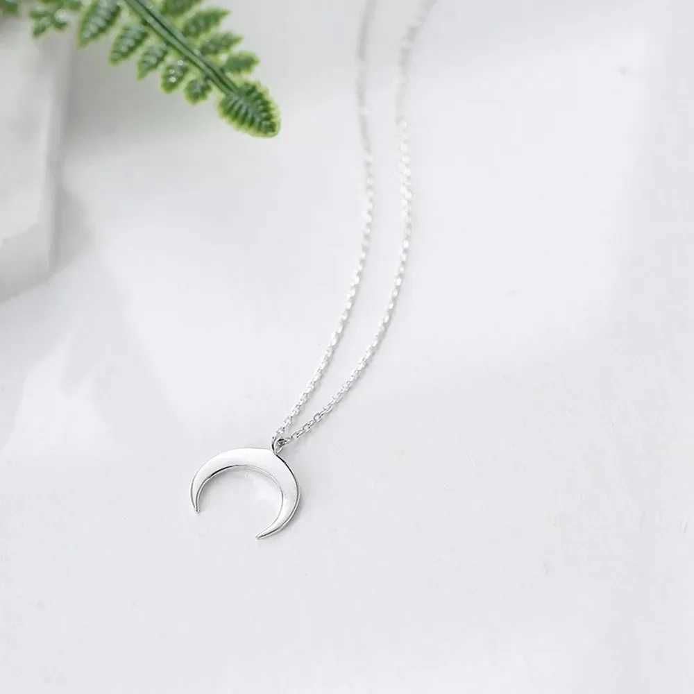 2025 New Delicate Moon Pendant Necklace Curved Crescent Chokers For Women Ladies Girl Fashion Jewelry Gifts Z250614
