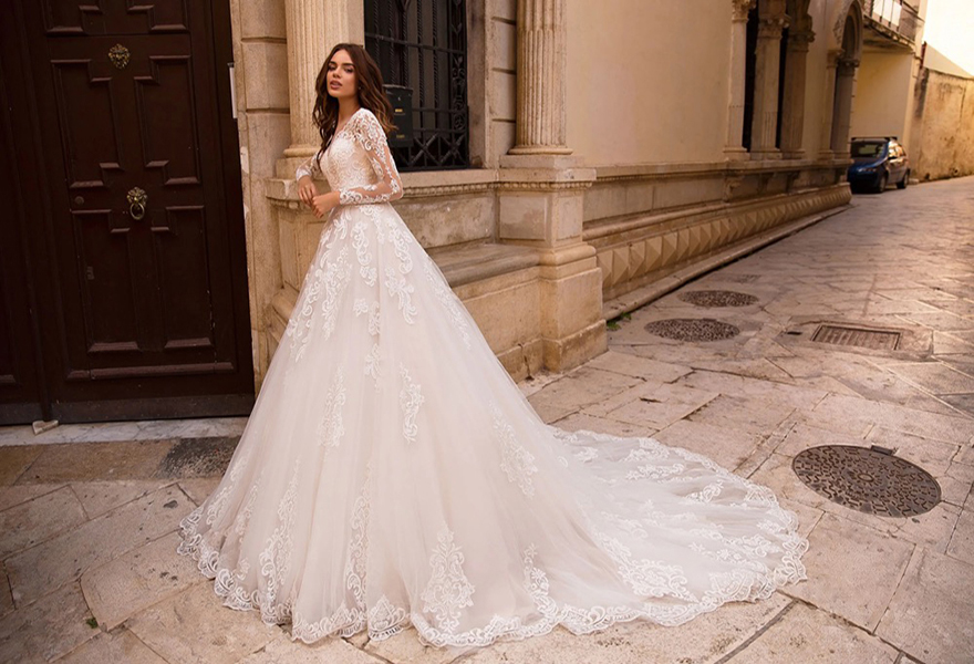 Modest Lussanobridal A Line Wedding Dresses V Neck Long Sleeve Lace Up Backless Lace Applique Wedding Gowns Sweep Train robe de mariee