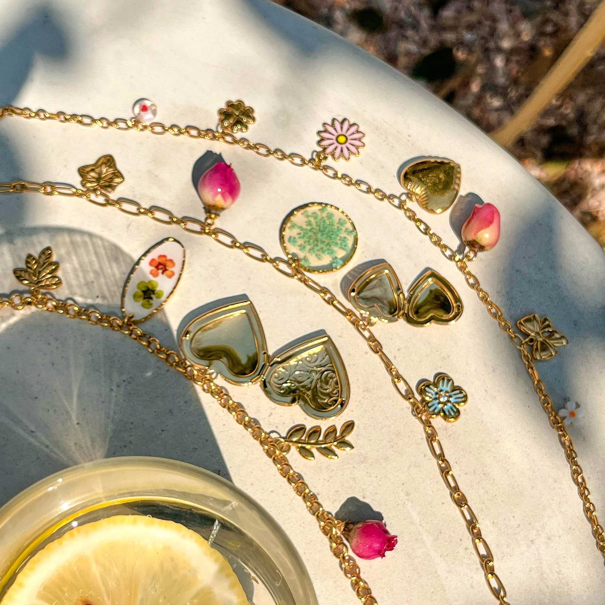 Zora Womens Summer Vacation Charm Flower Pendant Necklace 18K Gold-plated Stainless Steel Heart Box Pendant Fashion Jewelry Z250614