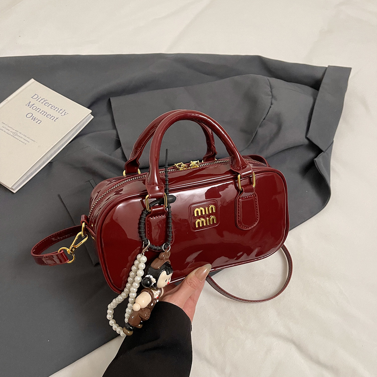 free shipping 2025 new smooth textured women's handbag party fashion versatile shoulder bag crossbody bag black white wine red coffee