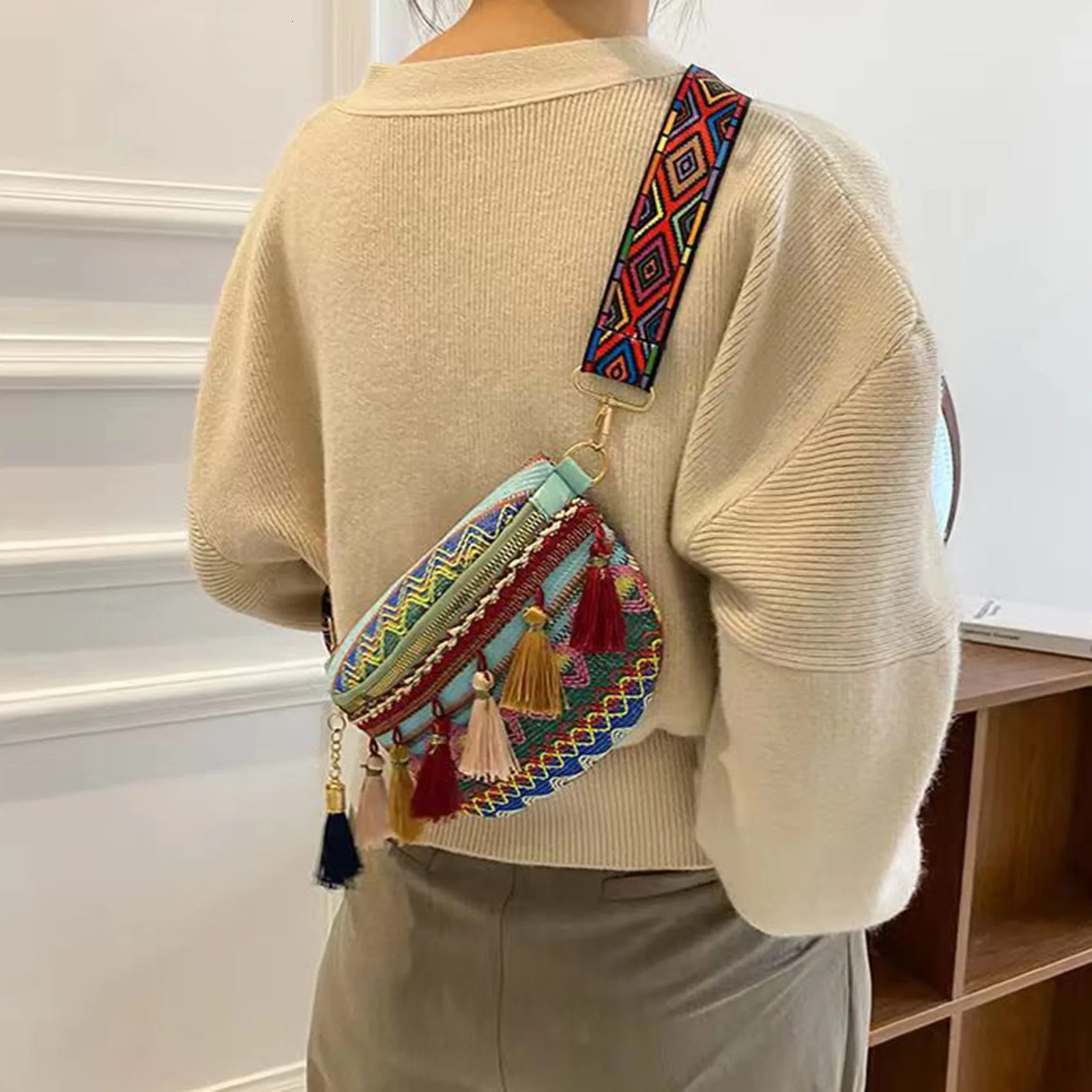 Womens Crossbody Bag Ethnic Style Tassel Decor Diagonal Straddle Feminina Single Shoulder Variegated Color Chest Pouch 250614