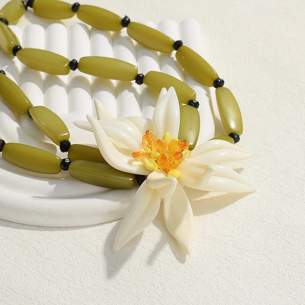 Bohemian Resin White Large Flower Necklace for Women Girls Exaggerated Green Beads Choker Collar Necklace Beach Party Jewelry 250613