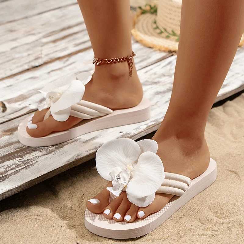 Summer Lightweight Beach Flip Flops for Women Fashion Flower Clip Toe Flat Sandals Comfortable Non-Slip Outdoor Slippers Z250614