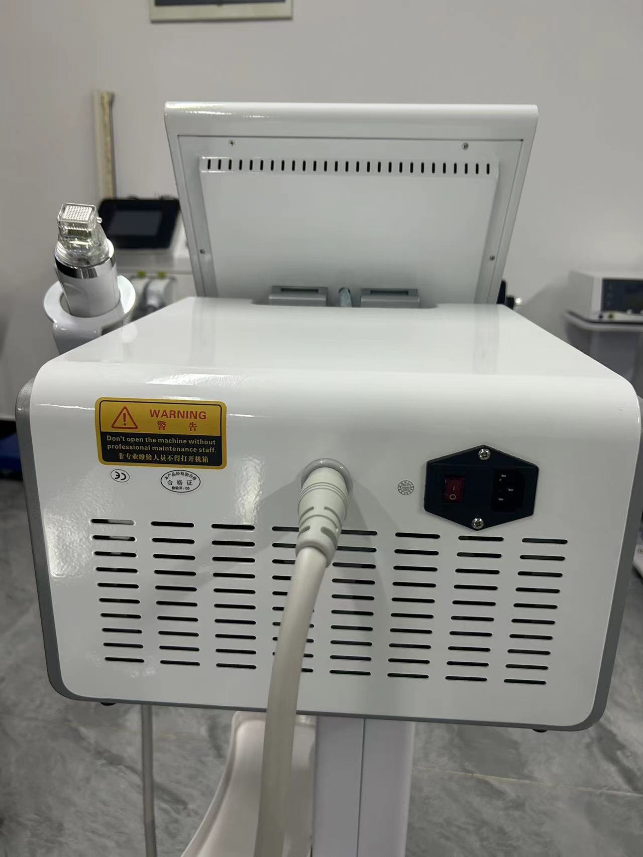 High-End Beauty Salon Gold Radio Frequency Micro-Needle Instrument Removes Acne Pits, Shrinks Pores, Tightens Skin and Rejuvenates Skin