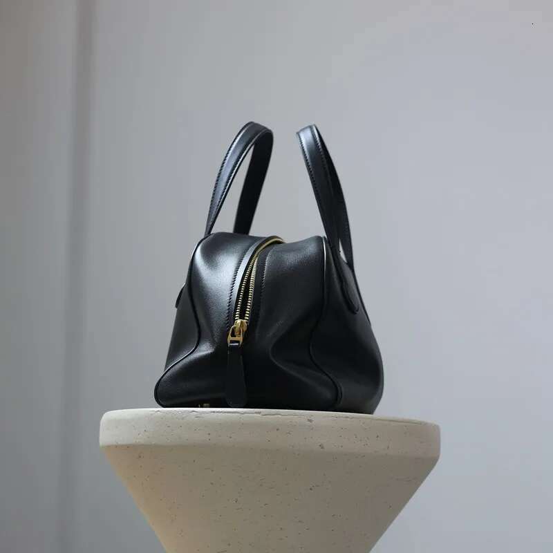 Women Real Leather Handbags Soft Black Versatile Bag Full Grain NAPPA Cowhide Simple Design High Grade Class