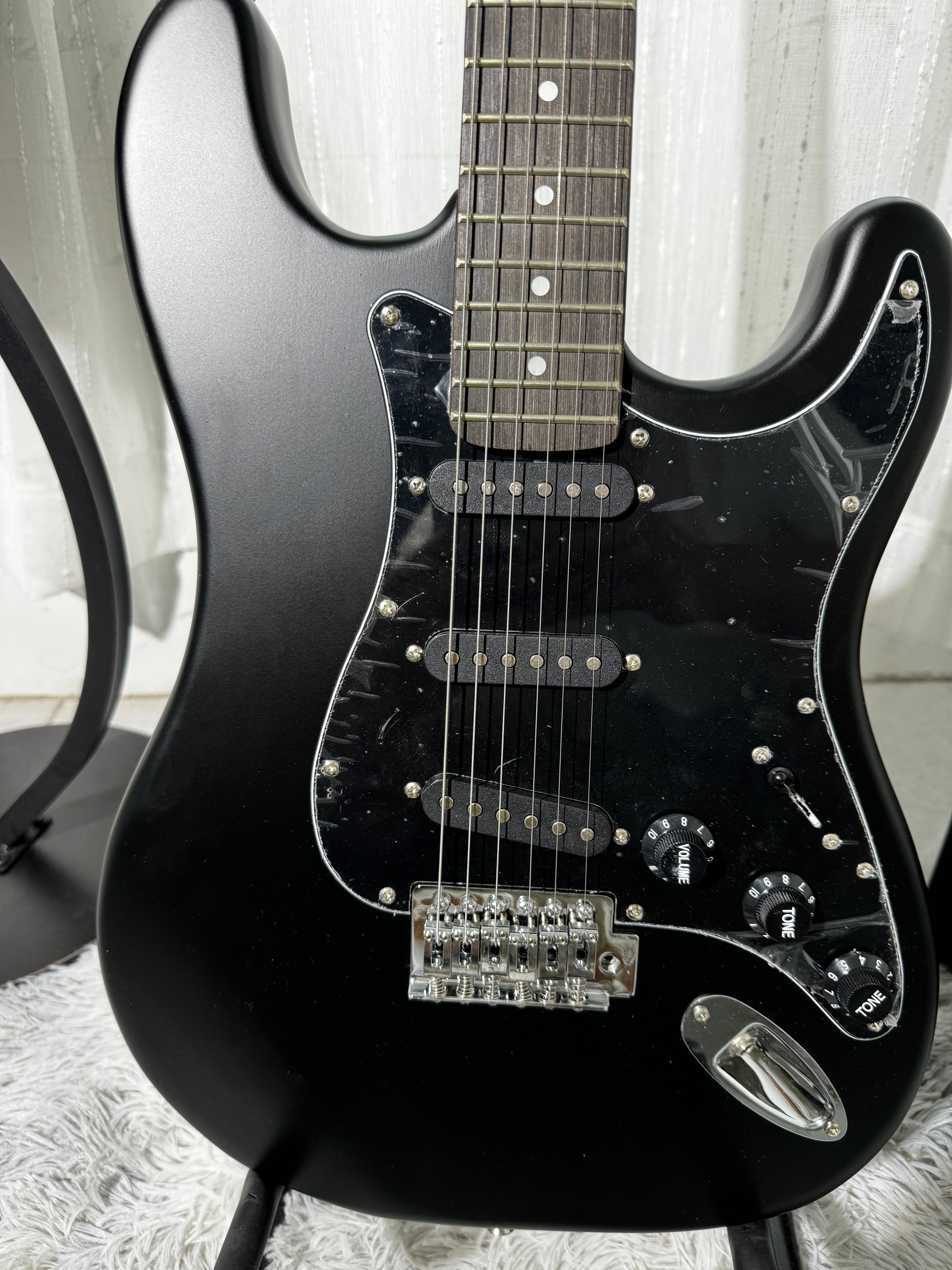 Customizable Matte Black Electric Guitar Featuring a Single-Coil Pickup