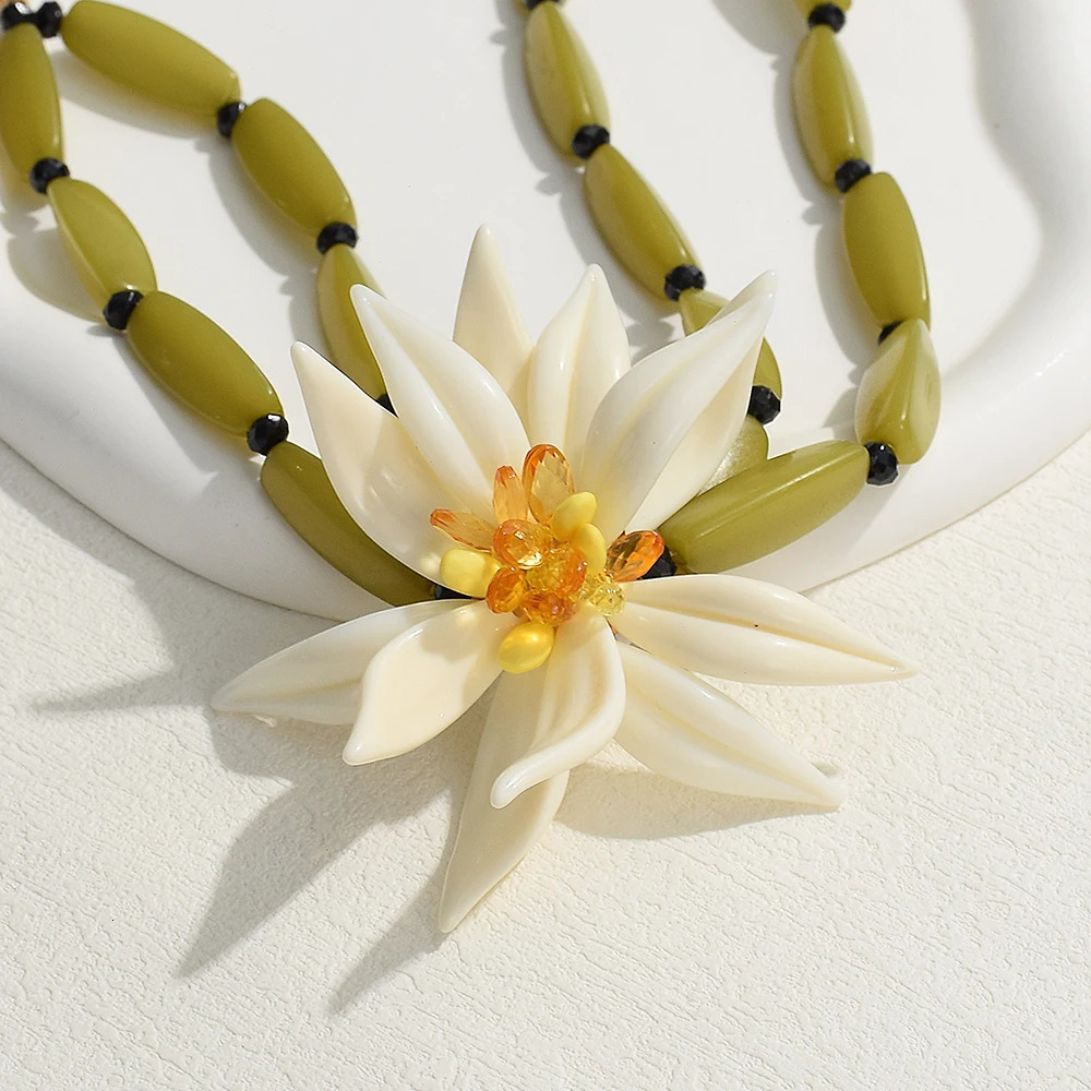 Bohemian Resin White Large Flower Necklace for Women Girls Exaggerated Green Beads Choker Collar Necklace Beach Party Jewelry 250613