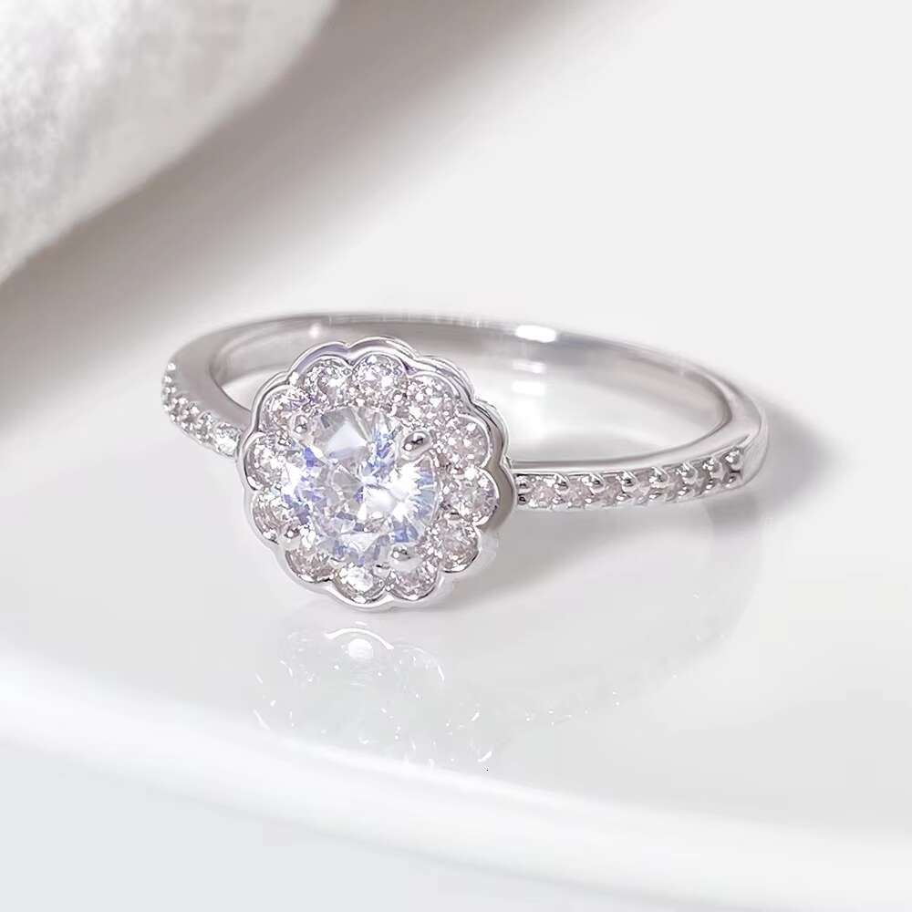 Fine Jewelry Inlaid High Quality Classic 925 Sterling Silver Moissianite Ring for Women