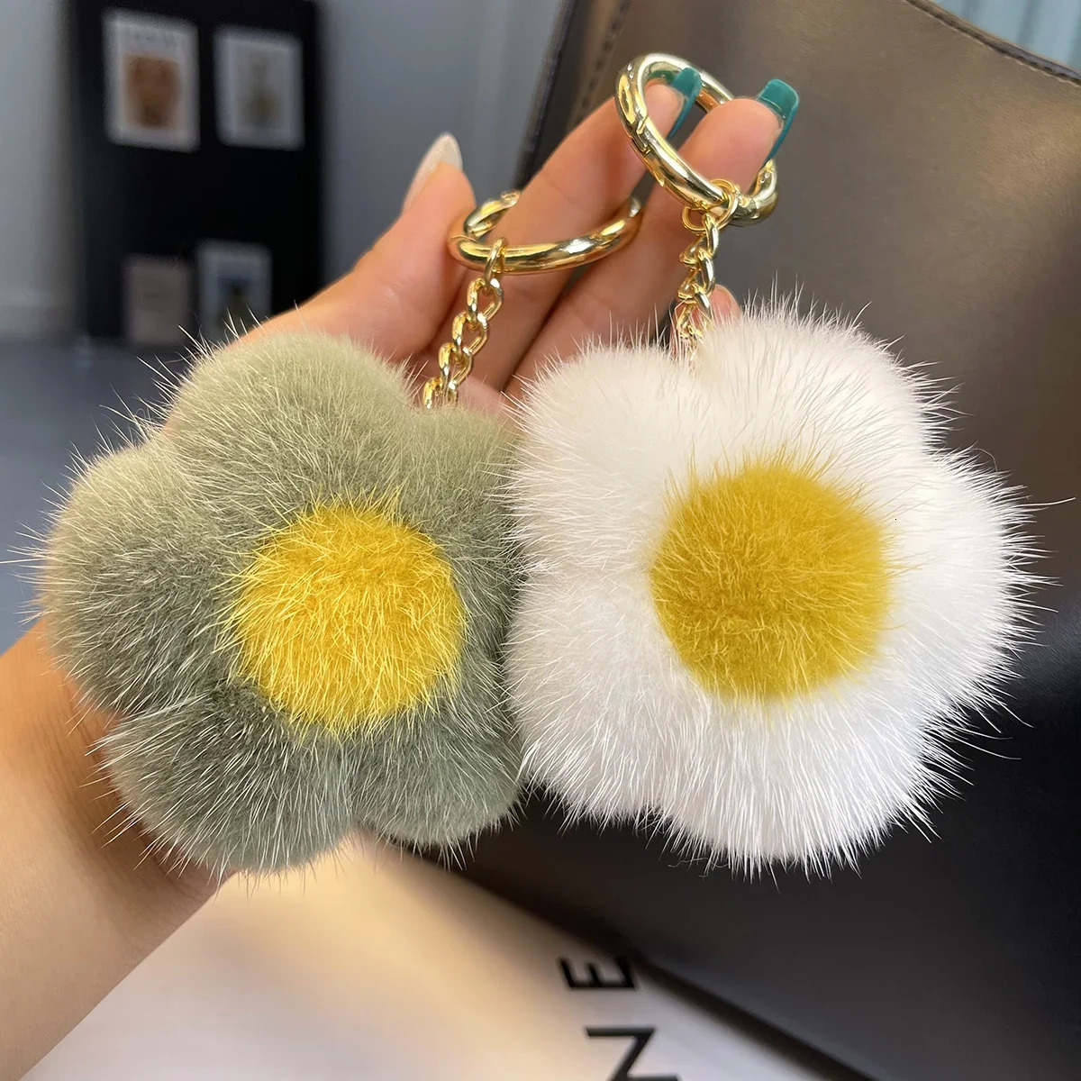 Cute Real Mink Hair Small Flower Keychain Bag Purse Car Key Ring Pendant Fashion Natural Mink Fur Keychain Style Gifts 250610