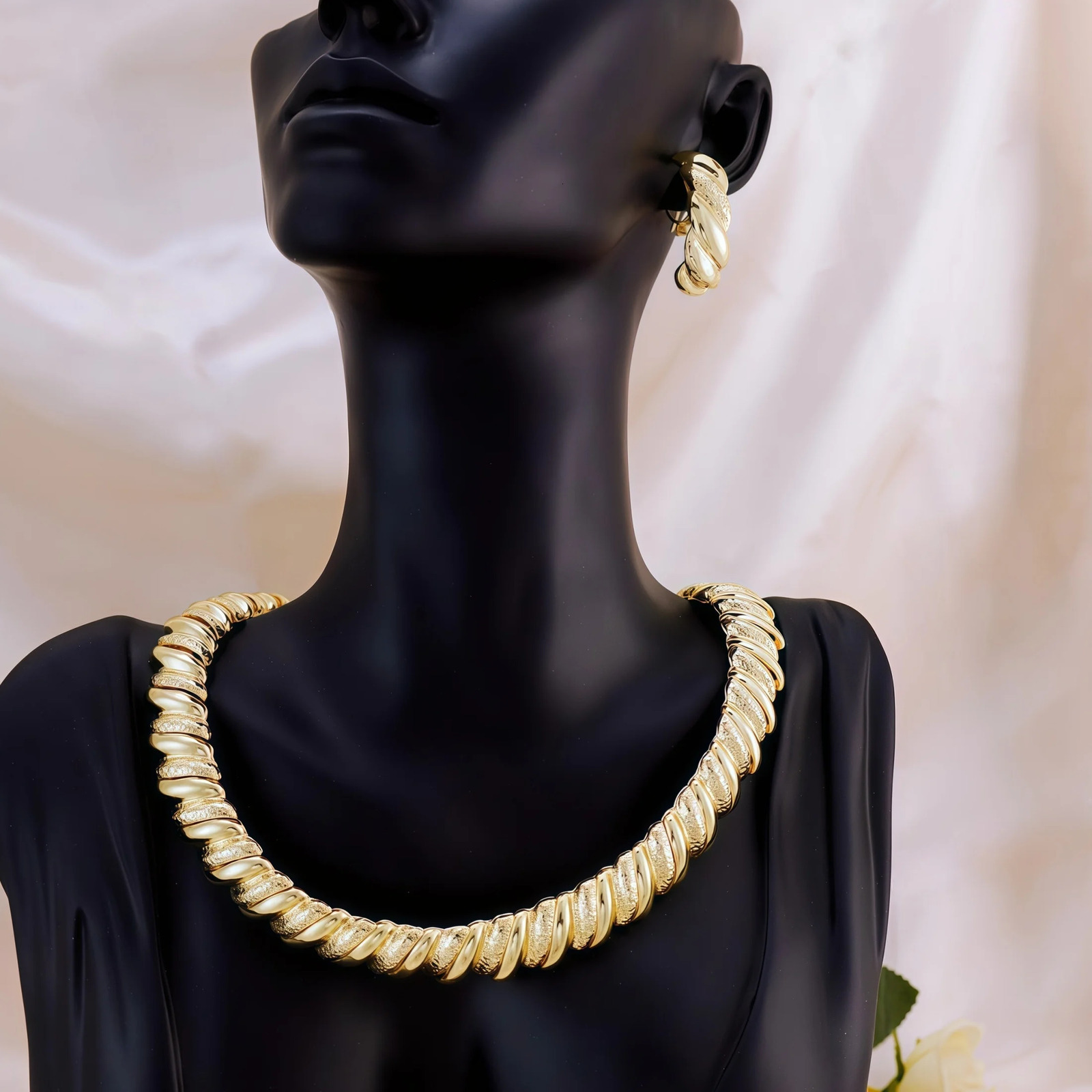 5pcs Golden Vintage Necklace Bracelet Earrings And Ring A Jewelry Set For Womens Wedding Brides 250609