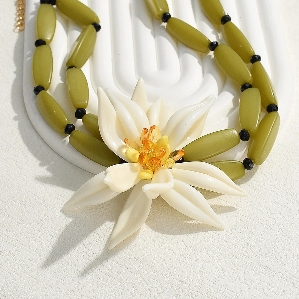 Bohemian Resin White Large Flower Necklace for Women Girls Exaggerated Green Beads Choker Collar Necklace Beach Party Jewelry 250613