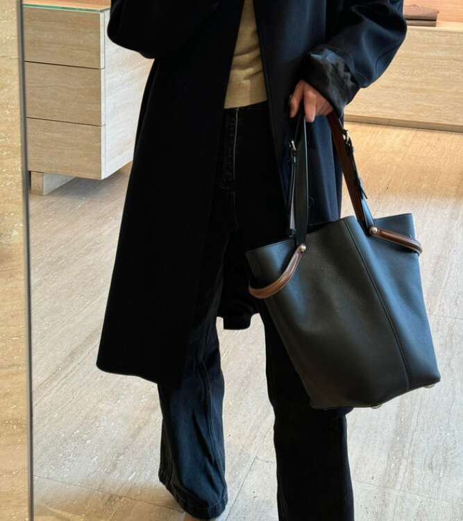 Hot Selling Bucket Style Soft Cowhide Leather Casual Office Ladies Shoulder Bag Multifunctional Fashionable Black Handbag Designer Bags