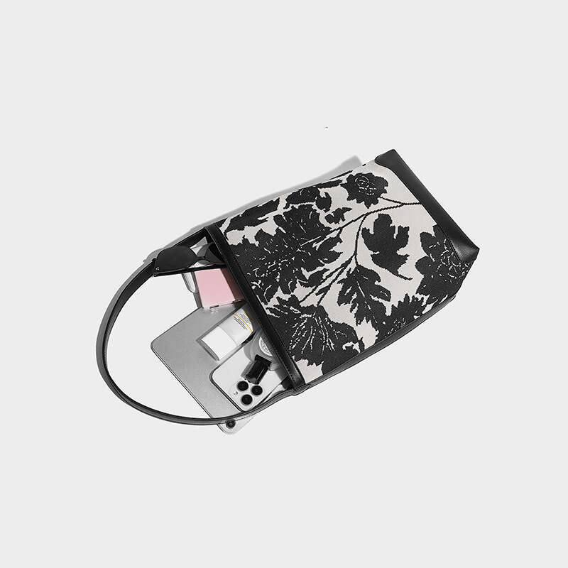 Light Luxury Underarm Tote For Women 2024 New Simple Lazy Style Commuter Chinese Ink Bucket Bag