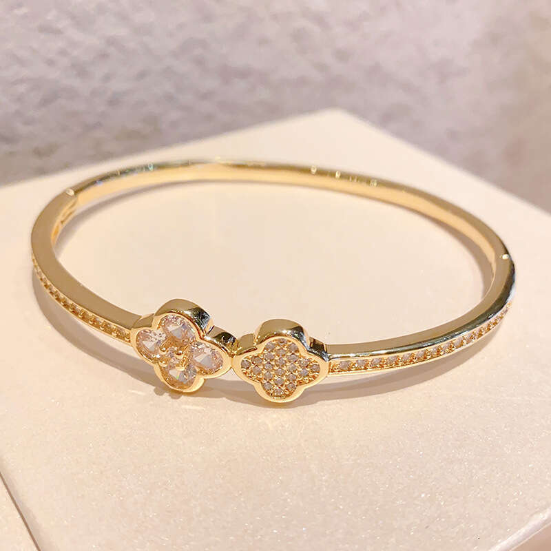 designer bracelet Fresh Lucky Inlaid Niche Design High-end Full Dia Four-leaf Clover Bracelet Jewelry