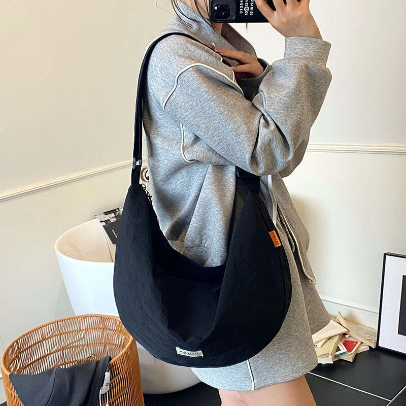 2025 New Large Capacity Dumpling Casual Versatile Crossbody Cartoon Bear Shoulder Simple Commuter Bag for Women