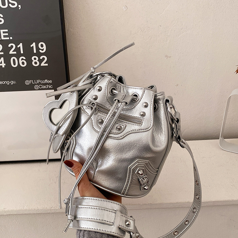 High quality brand new free designer bag cross-border European and American punk style bucket bag fashionable and trendy drawstring shoulder new free 