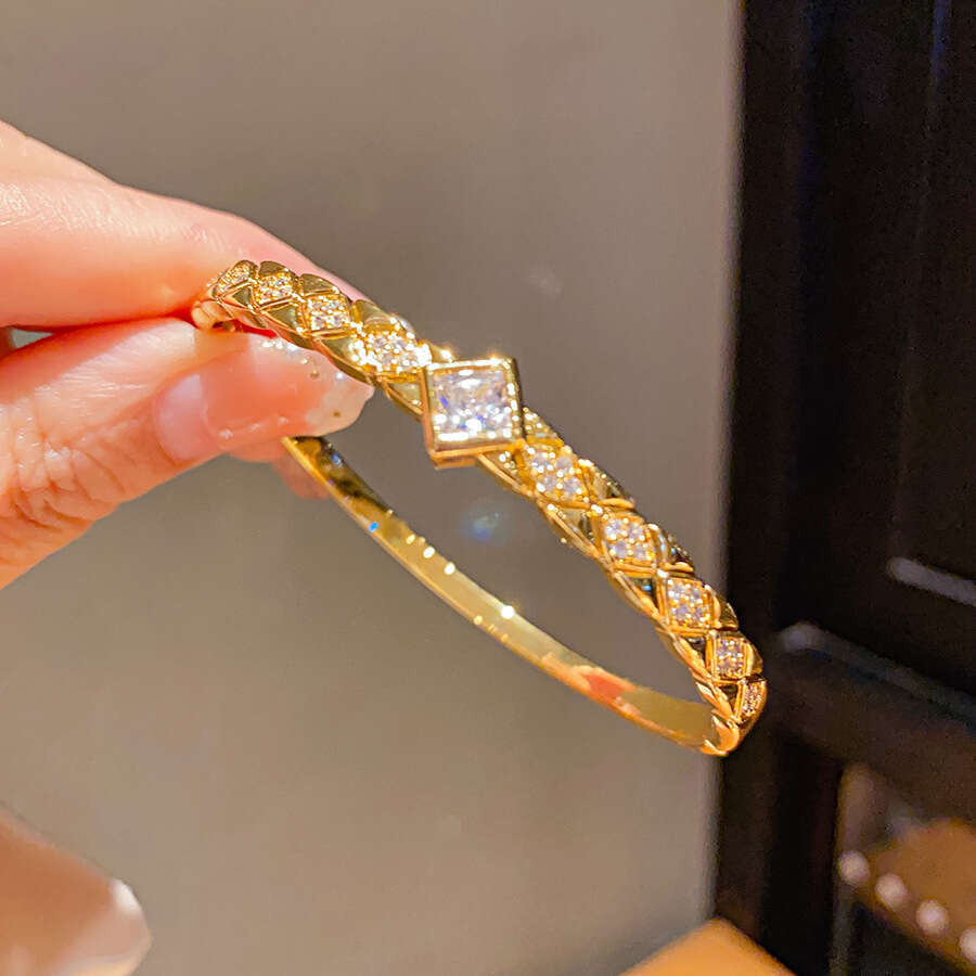 Luxury jewelry designer bracelet moissanite diamond twist shape Real Gold Plated Zircon Rhombus Light High-end Sense Bracelet for Women Fashion Commut