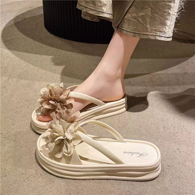 Fashionable fairy flower slippers with thick sole and soft sole, one-piece shoes for summer, new women's designer sandals, outdoor beach slippers
