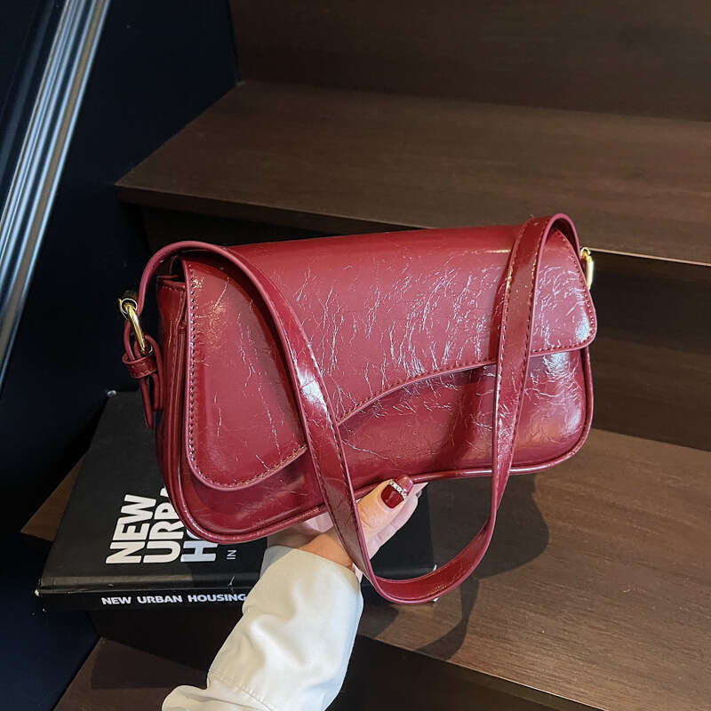 2025 High-End New Flip Magnetic Shoulder Simple Crossbody Handbag Commuter Women's Underarm Bag