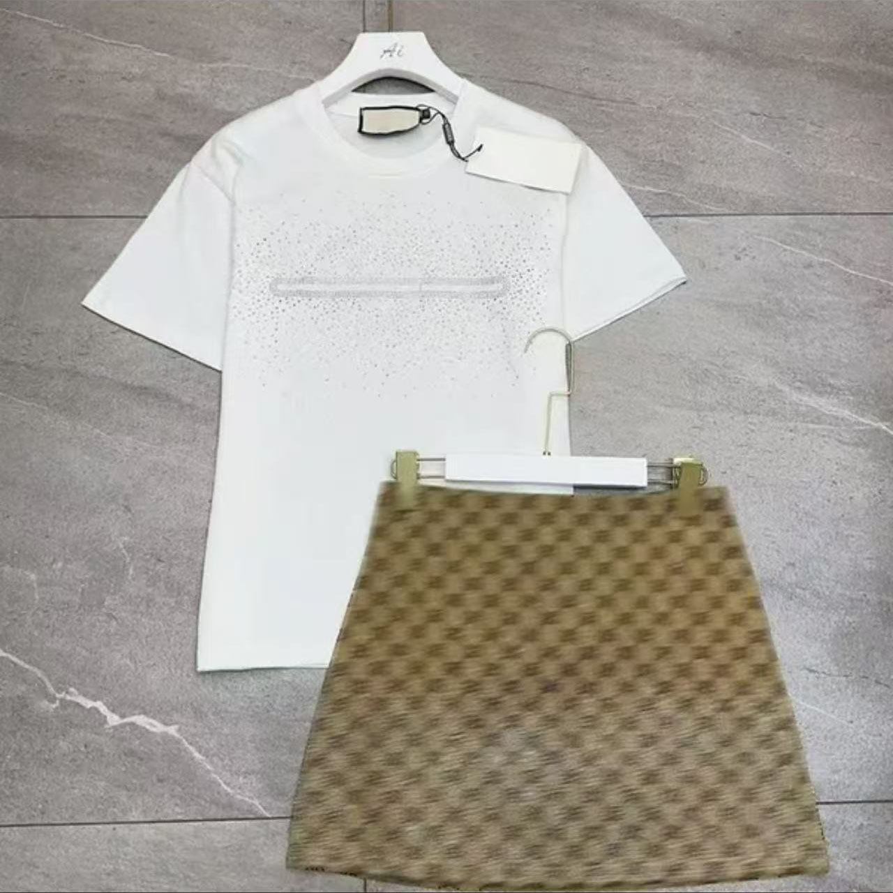 New luxury brand renowned female designer round neck T-shirt paired with printed summer short skirt set, high-quality women's clothing