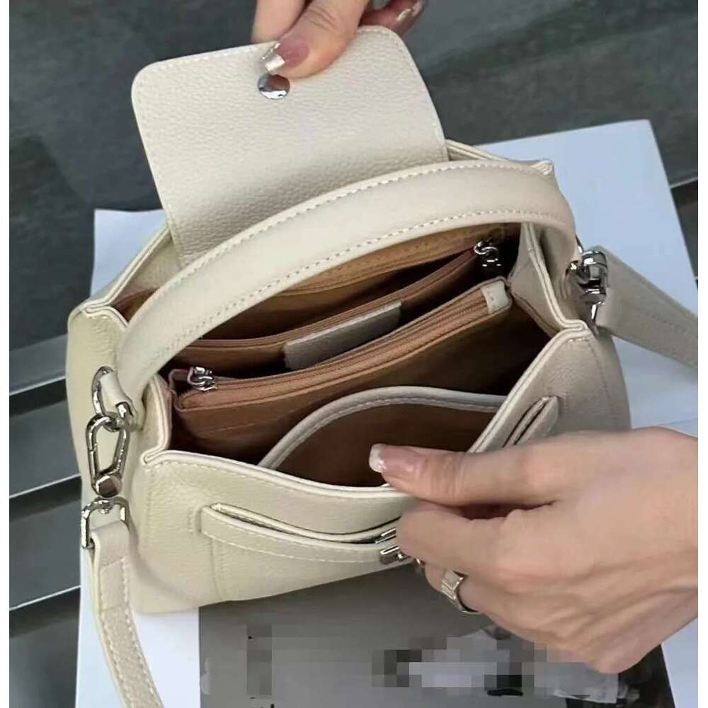 New Desiger 2024 Beige Commuter Tote Shouder Hasp Open Cowhide Leather Women Handbag Vintage Casual Crossbody Bag
