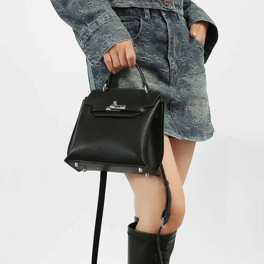 Hot Selling Trendy High-End Feel Versatile Crossbody Bag Women's Simple Solid Color Commute Handbag Artificial Leather Lining Designer Bags