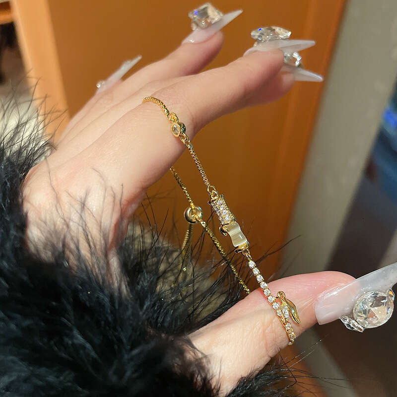 Luxury jewelry designer bracelet 4leaf clover round mother of pearl zircon bracelet Korean high-end exquisite bracelet, niche design, new unique jewel