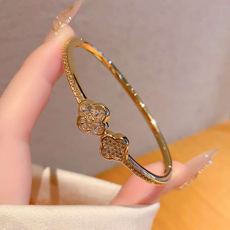 designer bracelet Fresh Lucky Inlaid Niche Design High-end Full Dia Four-leaf Clover Bracelet Jewelry
