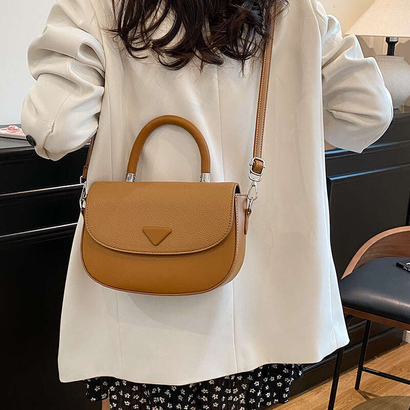 2025 New Niche Texture Saddle Bag for Women, Mori Style, Cute Fashion, Simple Commuter Casual Shoulder Crossbody Handbag