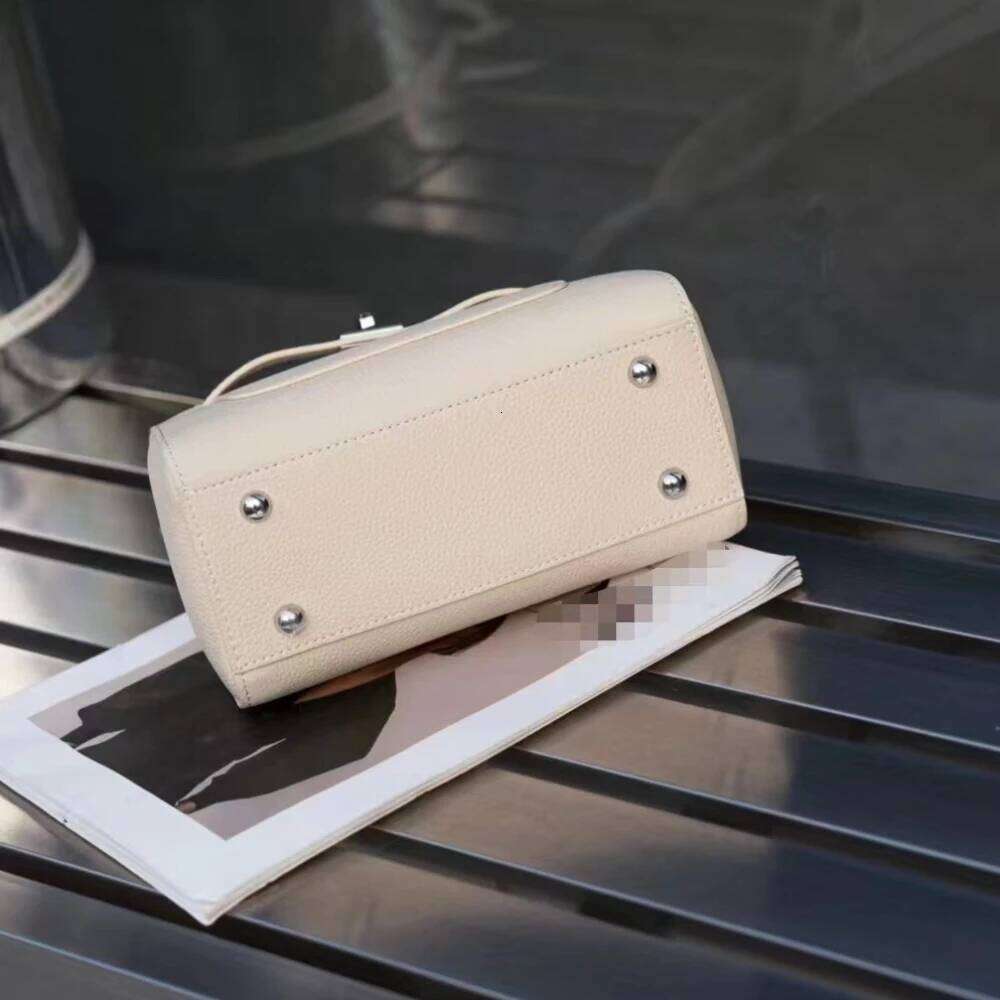 New Desiger 2024 Beige Commuter Tote Shouder Hasp Open Cowhide Leather Women Handbag Vintage Casual Crossbody Bag