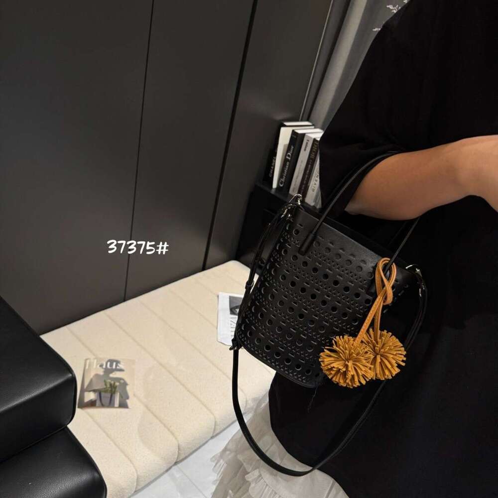 Design Hollow Niche Out Bucket for Women 2025 Summer New Fashion Versatile Shoulder Crossbody Bag