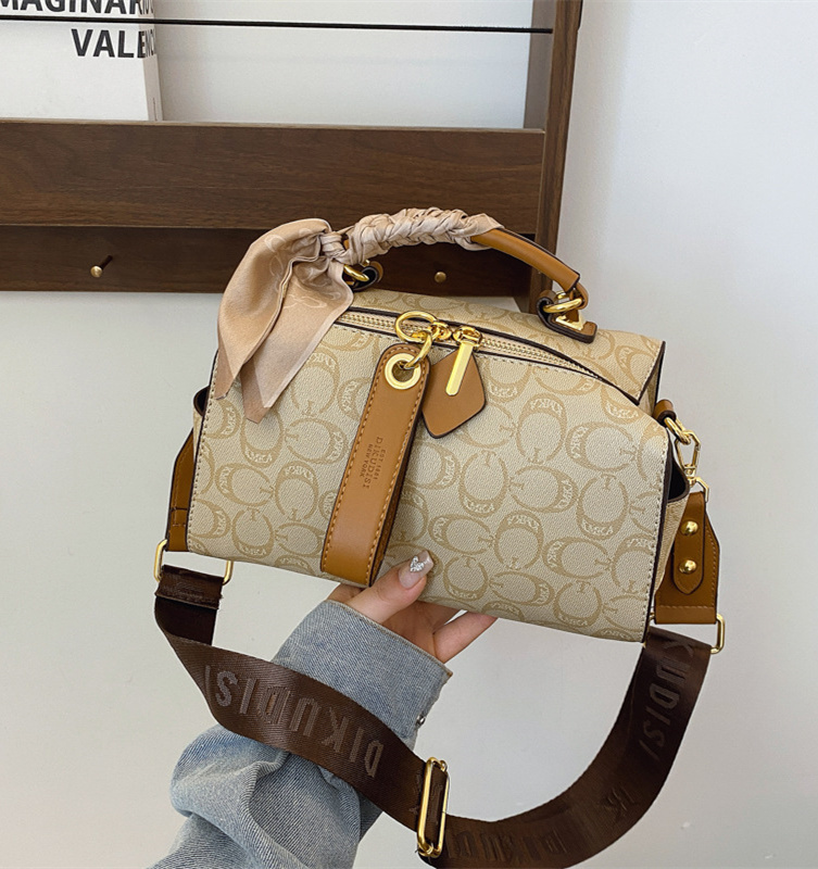 Free shipping designer 2025 new high-end handbag with large capacity and versatile vintage flower single shoulder pillow bag, Boston women's cros