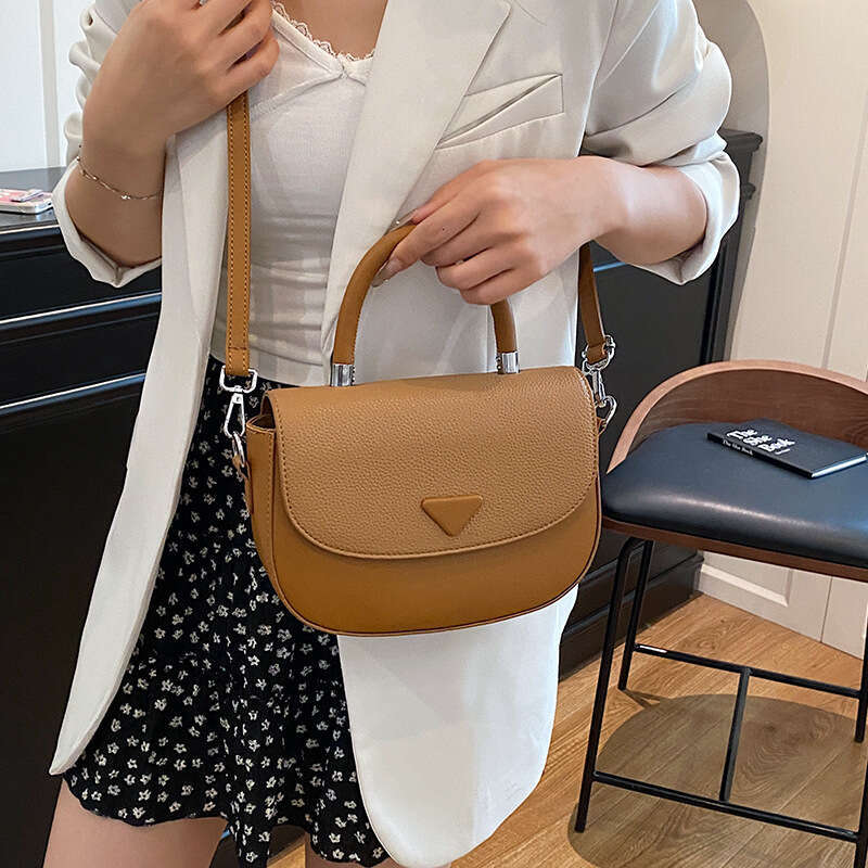 2025 New Niche Texture Saddle Bag for Women, Mori Style, Cute Fashion, Simple Commuter Casual Shoulder Crossbody Handbag