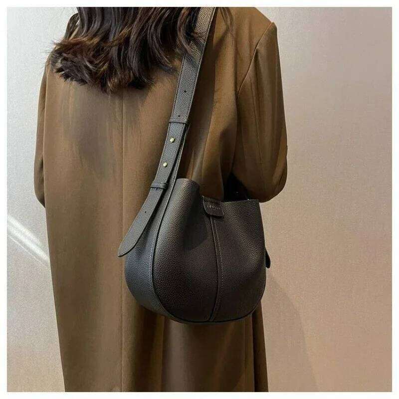 Leather Bags 2025 New Fashion Single Shoulder Crossbody Senior Explosive Women Bucket Package Simple Magnetic Buckle Bag