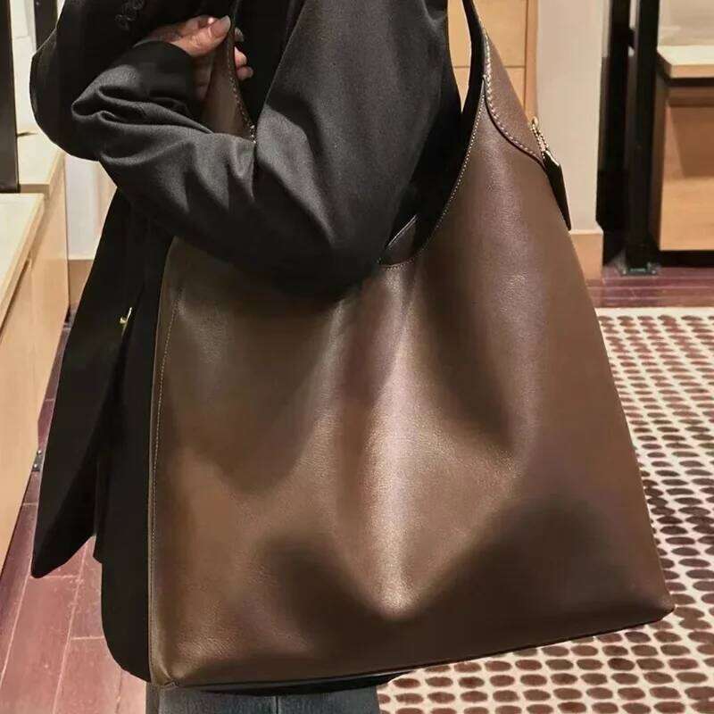 Hot Selling New Women's Simple Large Capacity Tote Versatile Commuting Underarm Single Shoulder Bag Motorcycle Equipment Ac Designer Bags