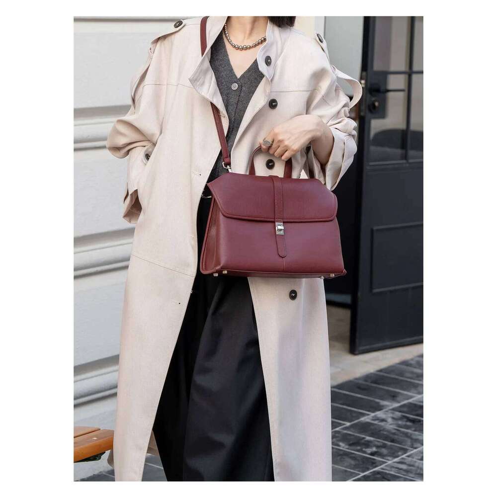 Single shoulder 2025 new early autumn senior two layer cowhide large capacity commuter hand crossbody women's bag