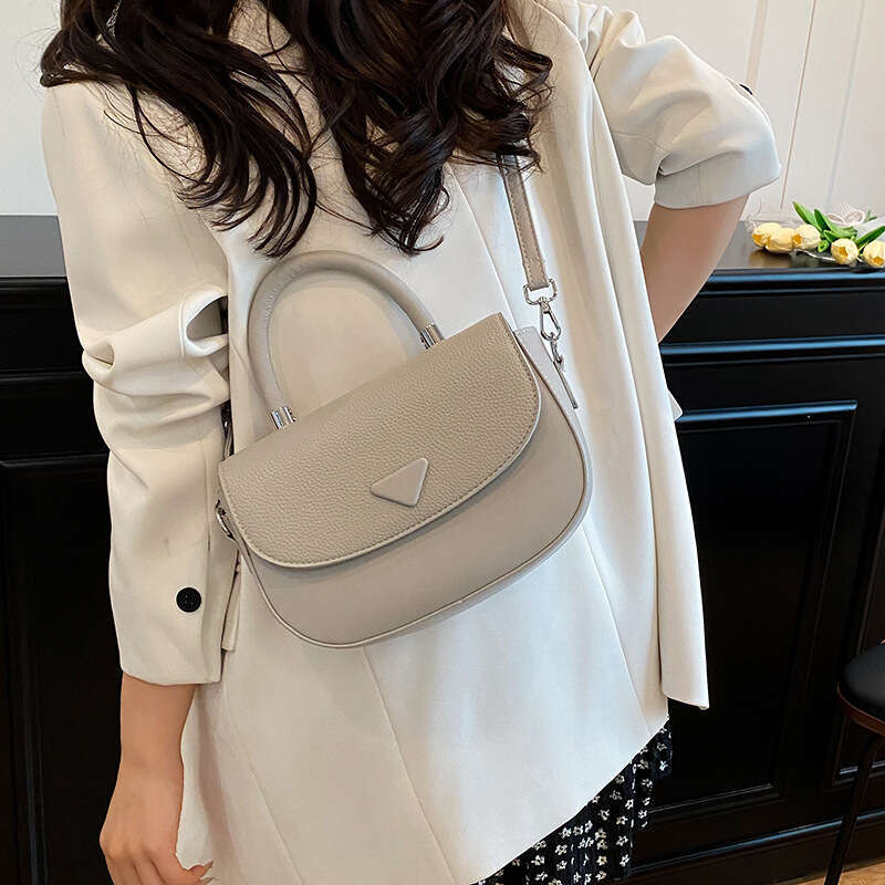 2025 New Niche Texture Saddle Bag for Women, Mori Style, Cute Fashion, Simple Commuter Casual Shoulder Crossbody Handbag