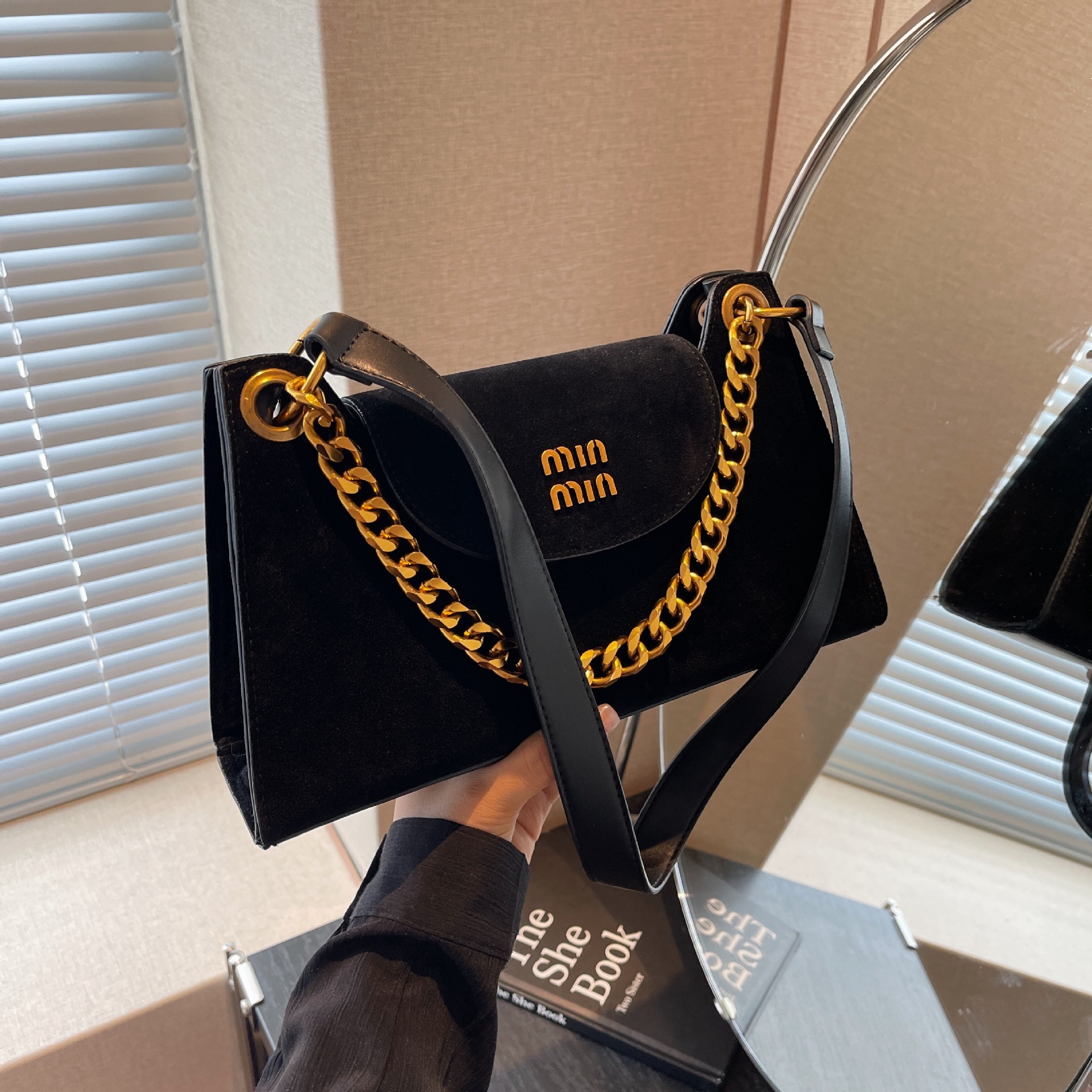 Designer cross-border new 2025 chain handbag, matte texture, versatile single-shoulder crossbody bag, fashionable underarm women's bag for going 