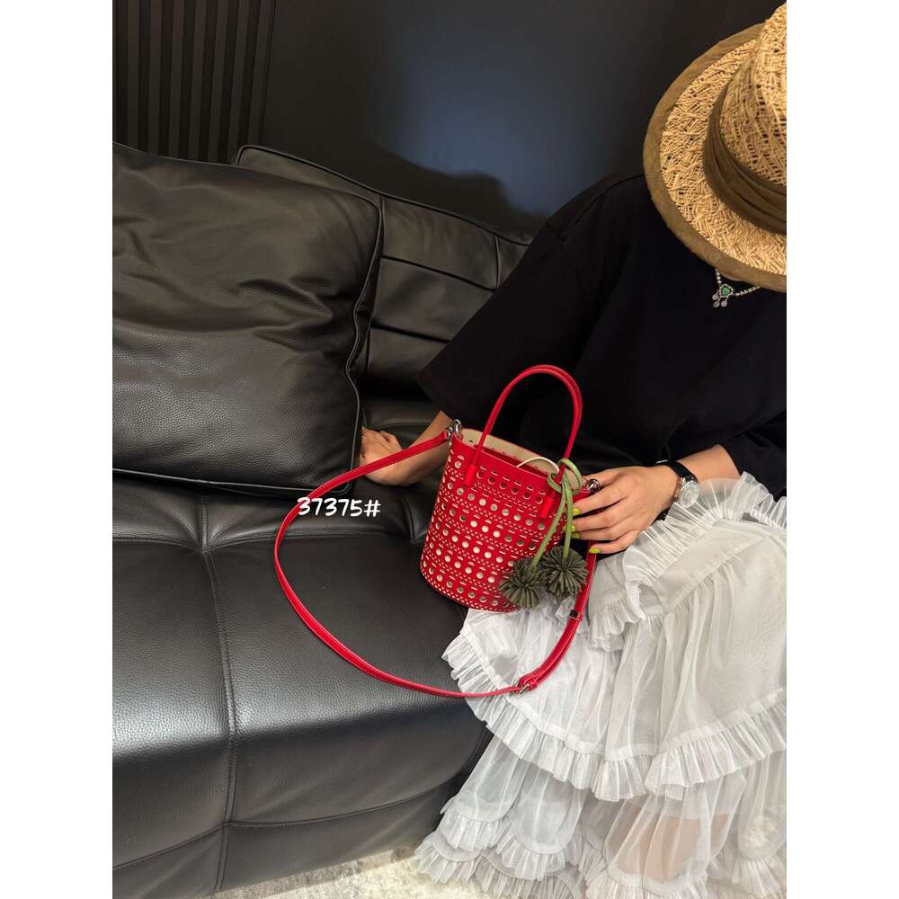 Design Hollow Niche Out Bucket for Women 2025 Summer New Fashion Versatile Shoulder Crossbody Bag