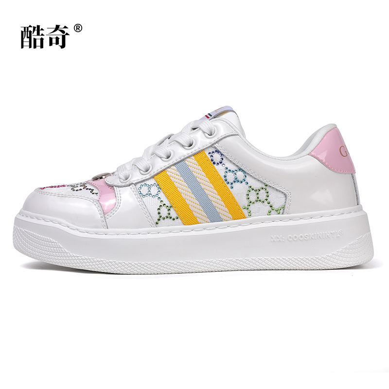 Light steps, a fashionable and versatile choice.